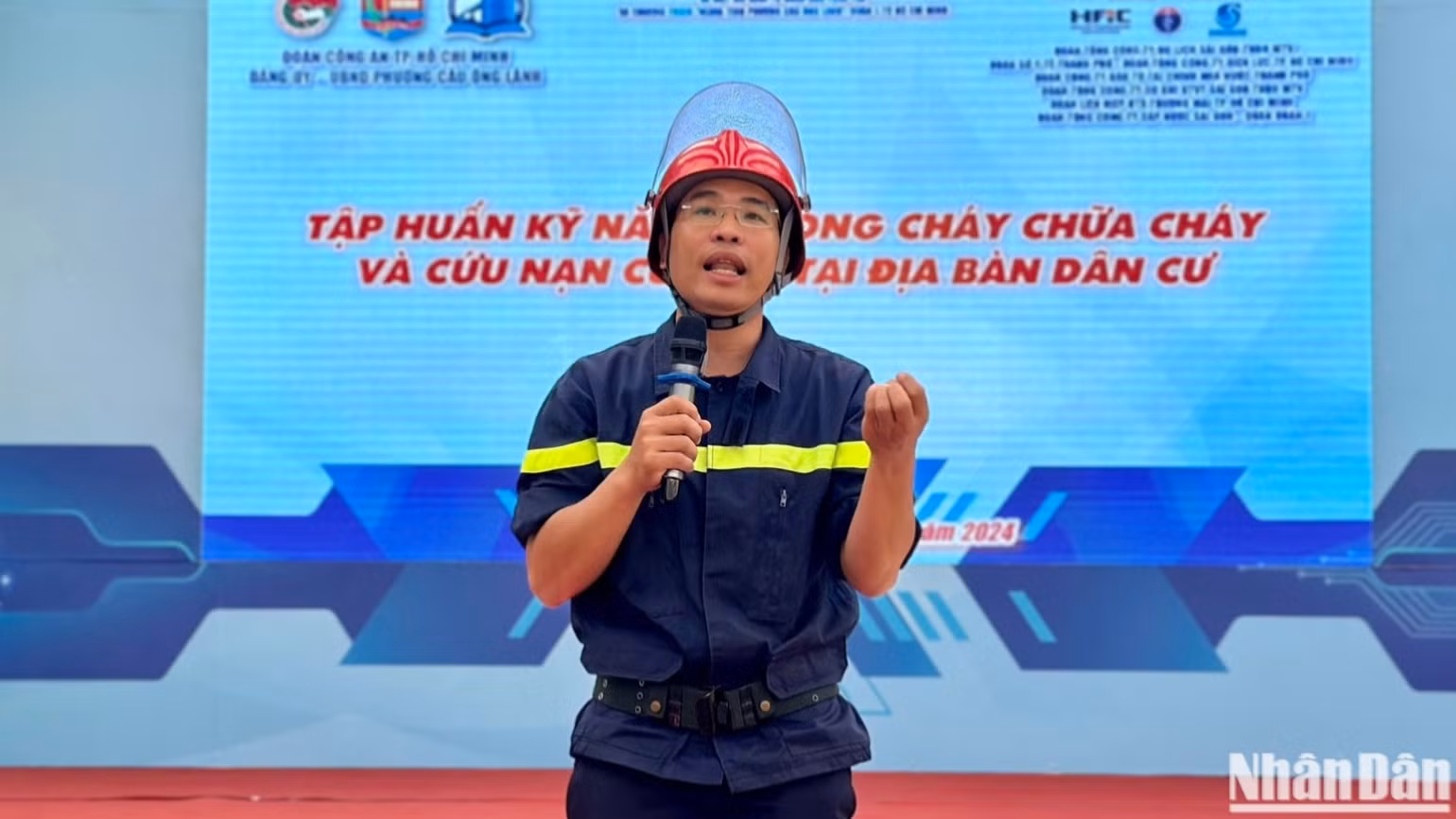 Tuyên truyền, tập huấn kỹ năng phòng cháy chữa, cháy và cứu nạn cứu hộ tại địa bàn dân cư. Tuyên truyền, tập huấn kỹ năng phòng cháy chữa, cháy và cứu nạn cứu hộ tại địa bàn dân cư.