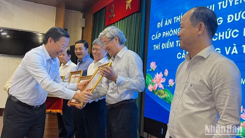 Ủy ban nhân dân Thành phố Hồ Chí Minh trao bằng khen cho các đơn vị, địa phương thực hiện thành công đợt thí điểm thi tuyển chức danh lãnh đạo, quản lý.