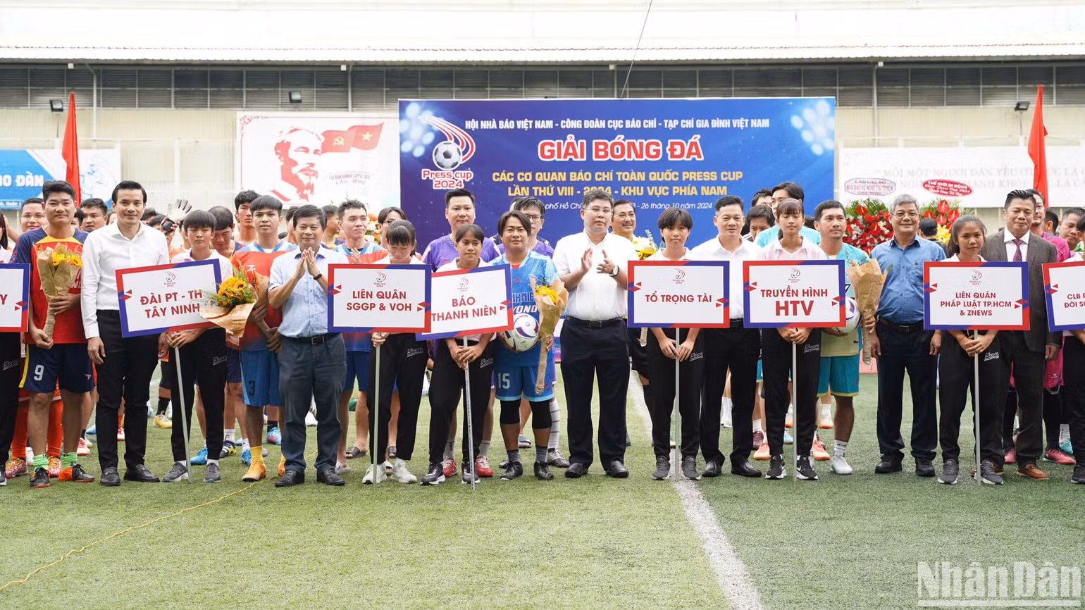 Đại diện Ban tổ chức, nhà tài trợ tặng hoa cho các đội trước giờ thi đấu. (Ảnh: THUẬN VĂN)