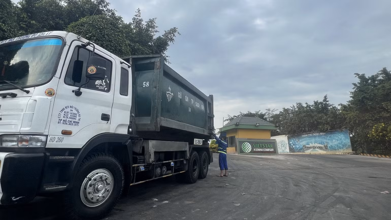Các nhà máy do Công ty CP Vietstar đầu tư công suất xử lý rác gần 2.000 tấn/ ngày nhưng vẫn không giải quyết được vấn đề mùi hôi bốc vào khu dân cư do công nghệ xử lý không hiệu quả. Các nhà máy do Công ty CP Vietstar đầu tư công suất xử lý rác gần 2.000 tấn/ ngày nhưng vẫn không giải quyết được vấn đề mùi hôi bốc vào khu dân cư do công nghệ xử lý không hiệu quả.