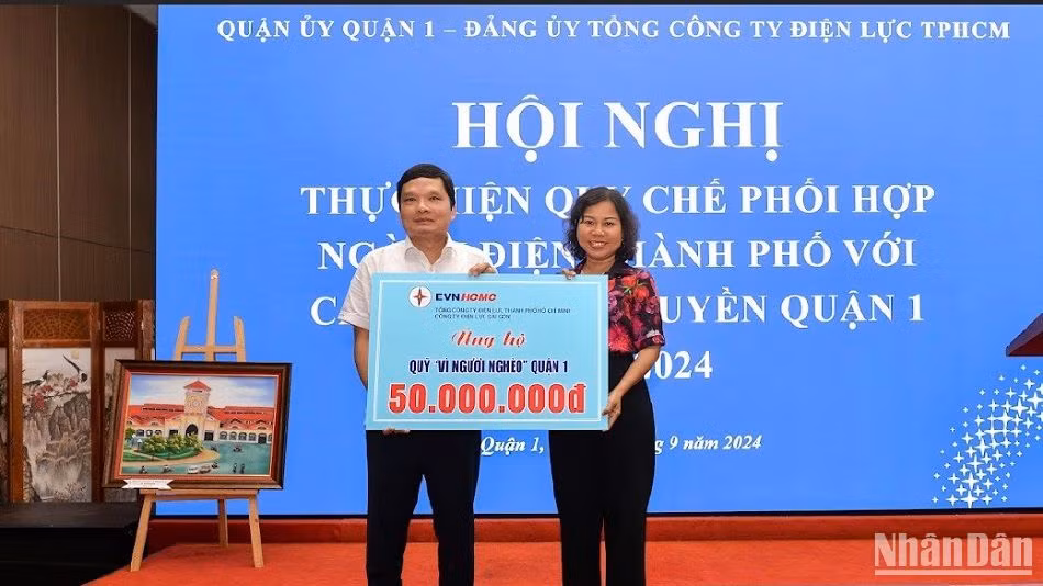 Công ty Điện lực Sài Gòn trao bản tượng trưng ủng hộ Quỹ Vì người nghèo quận 1. Công ty Điện lực Sài Gòn trao bản tượng trưng ủng hộ Quỹ Vì người nghèo quận 1.