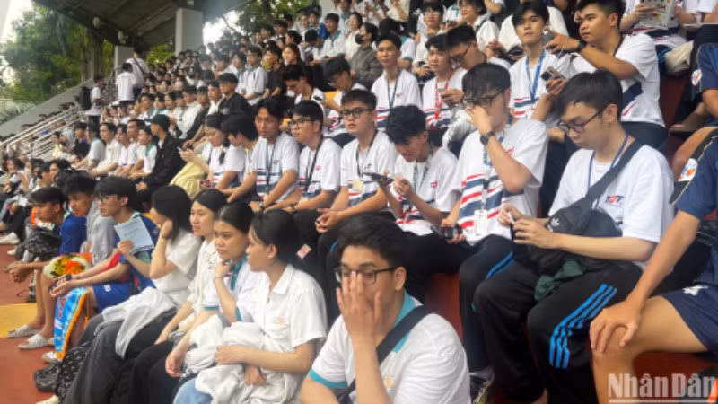 Đông đảo sinh viên các trường đến cổ vũ cho các đội bóng tham dự giải đấu.