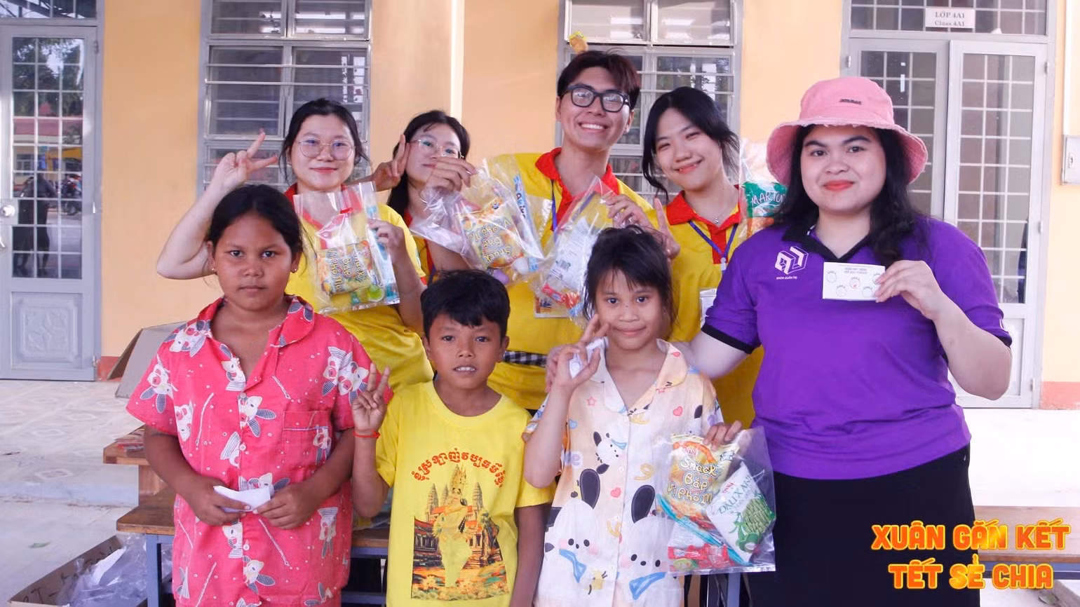 Các chiến sĩ tình nguyện viên tặng quà cho các trẻ em. Các chiến sĩ tình nguyện viên tặng quà cho các trẻ em.