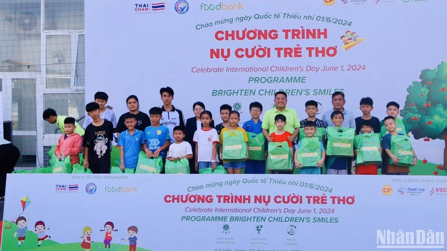 Đại diện Ban Tổ chức trao quà cho các em nhỏ tại chương trình. Đại diện Ban Tổ chức trao quà cho các em nhỏ tại chương trình.