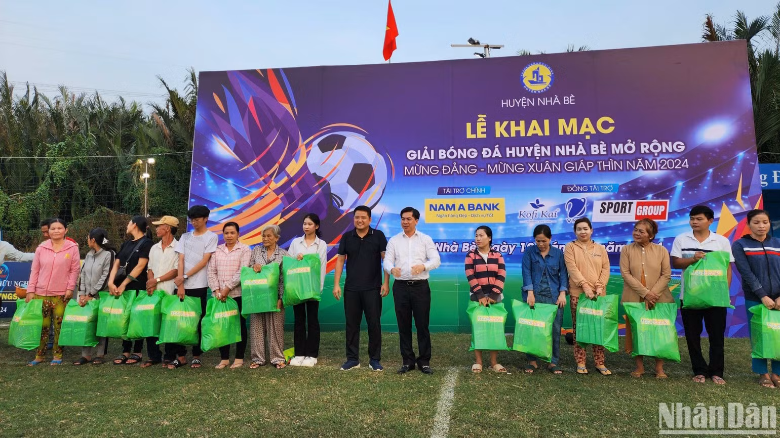 Ban Tổ chức giải đấu tặng quà cho các hộ dân có hoàn cảnh khó khăn trên địa bàn huyện Nhà Bè.