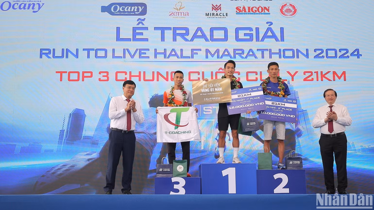 Hoàng Nguyên Thanh (giữa) giành chiến thắng cự ly 21km marathon tại giải chạy Run to Live. Hoàng Nguyên Thanh (giữa) giành chiến thắng cự ly 21km marathon tại giải chạy Run to Live.