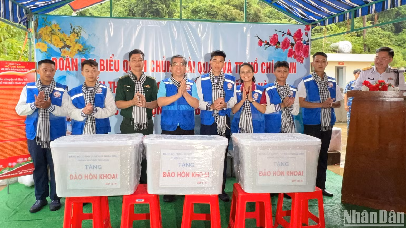 Lãnh đạo Thành phố và các đơn vị tặng quà cho các đơn vị thực hiện nhiệm vụ trên đảo Hòn Khoai.