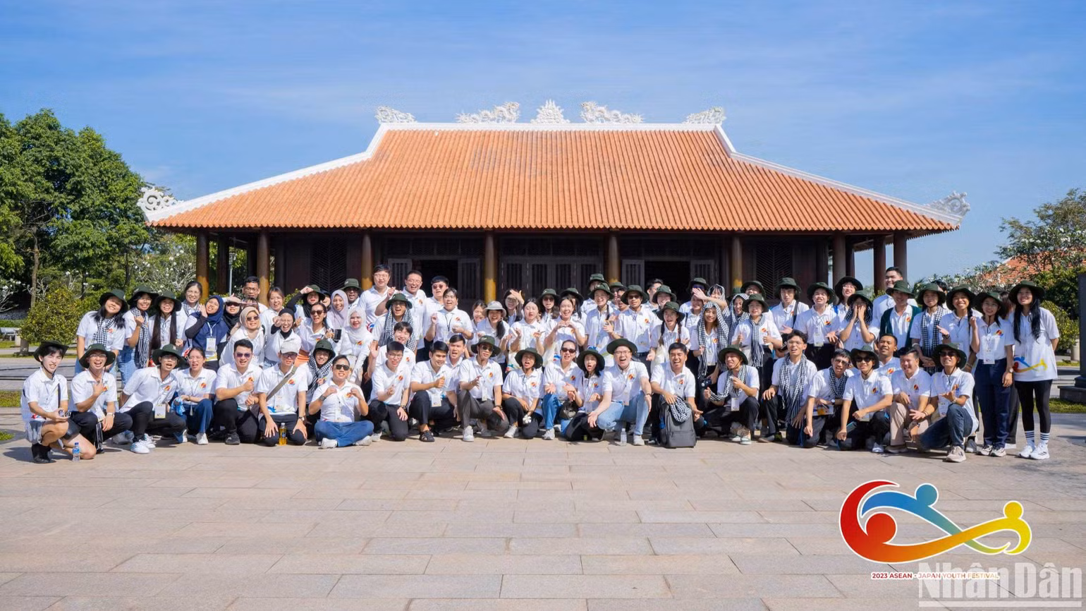 Các đại biểu tham quan Khu tưởng niệm các Vua Hùng. Các đại biểu tham quan Khu tưởng niệm các Vua Hùng.