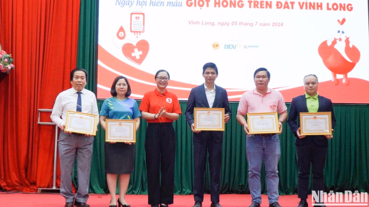 Ban tổ chức tri ân các nhà tài trợ, đơn vị đồng hành cùng chương trình.