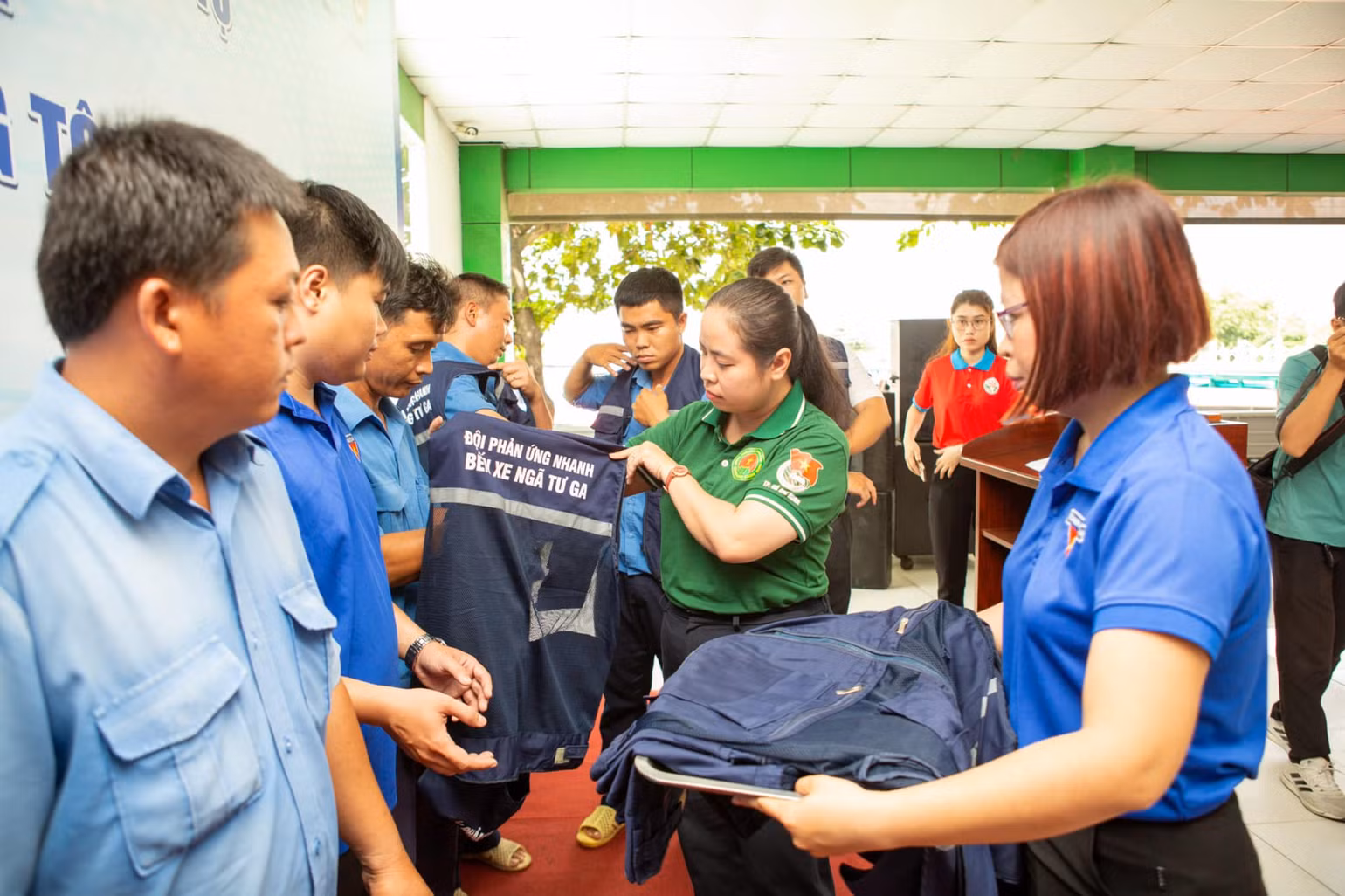 Thành đoàn Thành phố Hồ Chí Minh trao tặng đồng phục cho đội phản ứng nhanh về an ninh trật tự tại các bến xe. (Ảnh: TĐ)
