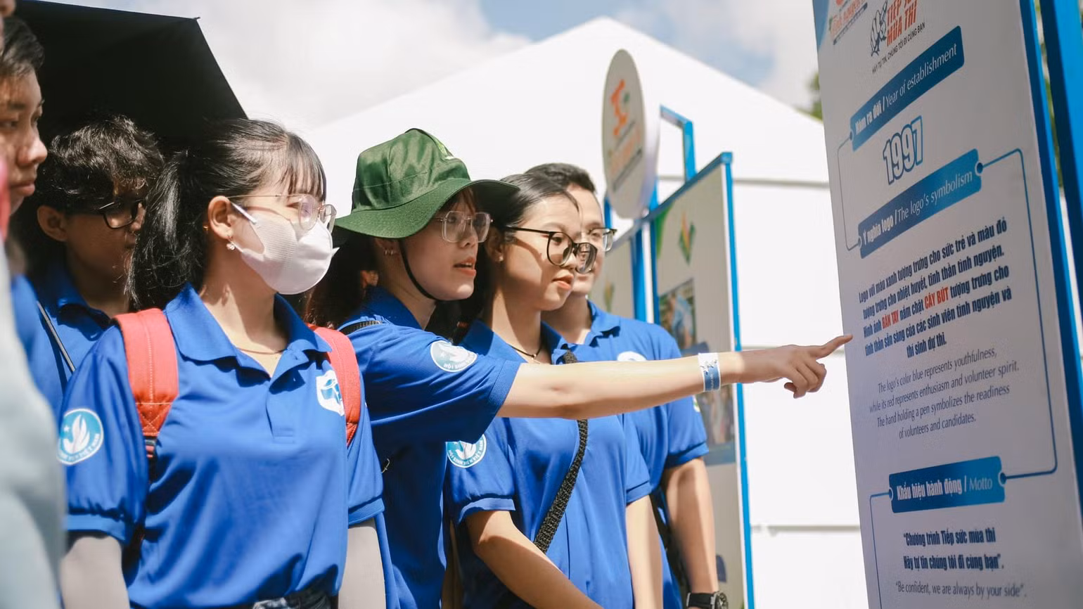 Các sinh viên xem các kỷ niệm, thông số trong hành trình 30 năm chiến dịch Mùa hè xanh. (Ảnh: TĐ)