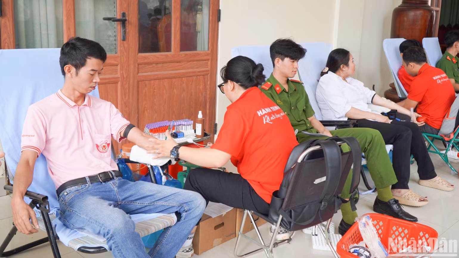 Đông đảo các tầng lớp nhân dân tham gia hiến máu tại chương trình.