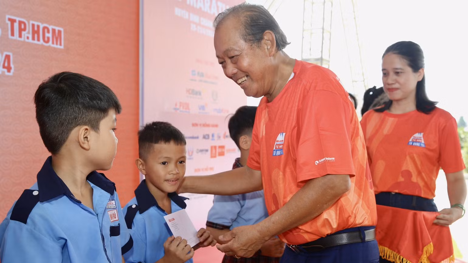 Nguyên Phó Thủ tướng Thường trực Chính phủ Trương Hoà Bình trao học bổng cho các em học sinh.