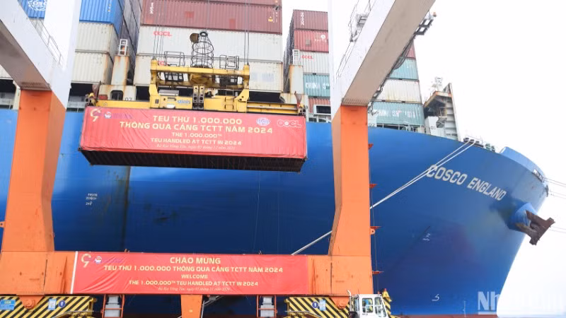 TEU thứ một triệu đang thông qua Cảng Tân Cảng - Cái Mép Thị Vải TEU thứ một triệu đang thông qua Cảng Tân Cảng - Cái Mép Thị Vải