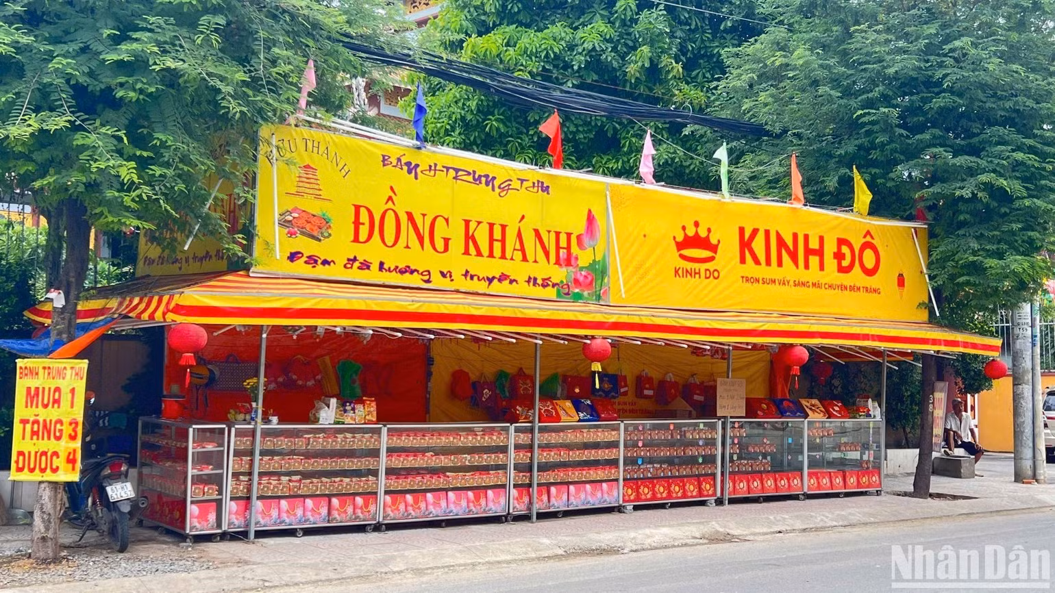 Cửa hàng bánh Trung thu trên đường Lê Quang Định thưa thớt khách vào mua (Ảnh: NGUYỄN AN) Cửa hàng bánh Trung thu trên đường Lê Quang Định thưa thớt khách vào mua (Ảnh: NGUYỄN AN)