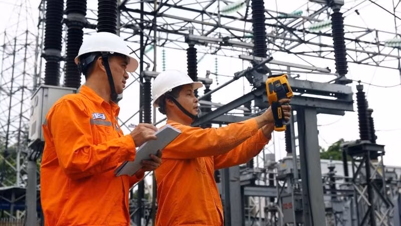 Công nhân Tổng Công ty Điện lực miền nam kiểm tra cấp điện trong mùa nắng nóng.