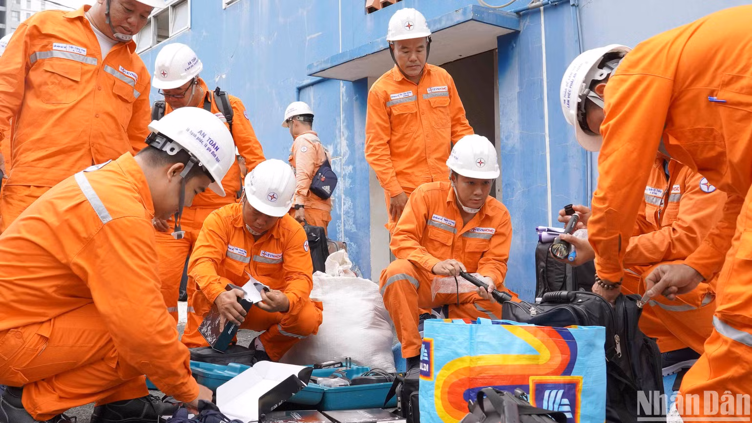 Các công nhân chuẩn bị thiết bị, dụng cụ trước giờ lên đường. Các công nhân chuẩn bị thiết bị, dụng cụ trước giờ lên đường.