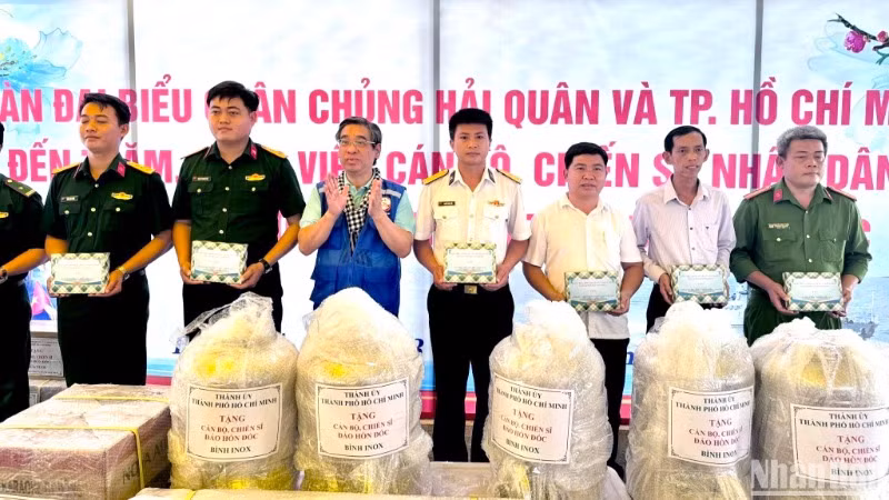 Phó Bí thư Thành ủy, Chủ tịch Ủy ban Mặt trận Tổ quốc Thành phố Hồ Chí Minh trao tặng quà, trong đó có thuốc, thiết bị y tế cho đội ngũ quân và dân trên đảo Hòn Đốc (tháng 11/2024).