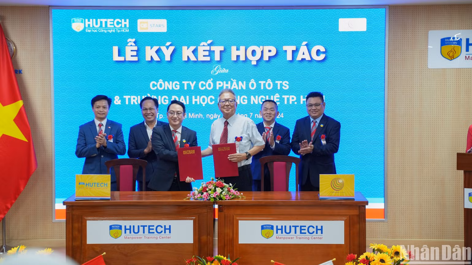 Các doanh nghiệp và Hutech ký kết phối hợp đào tạo nhân lực chất lượng cao.