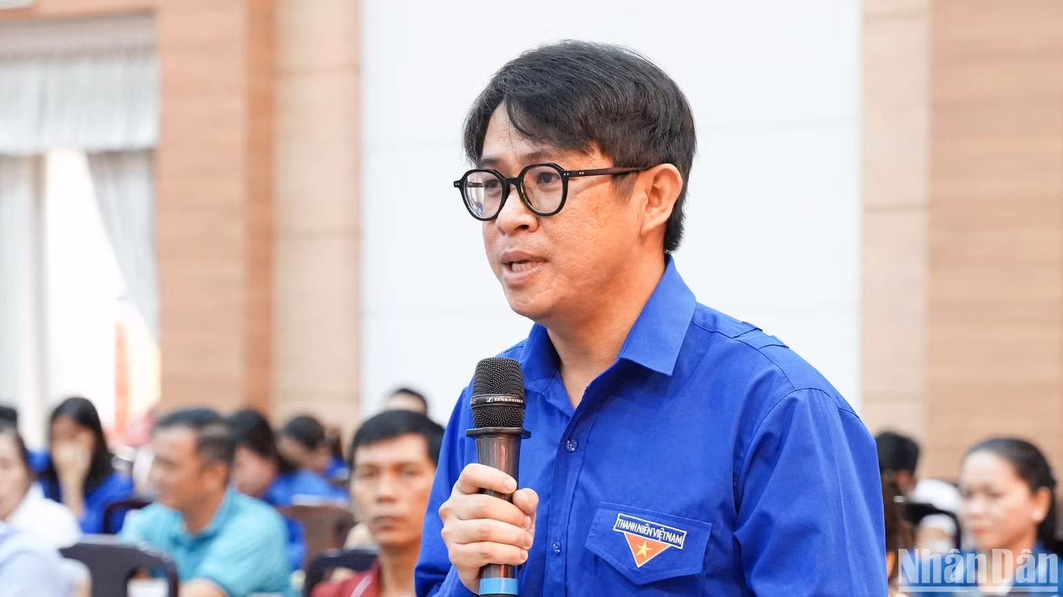 Đại diện thế hệ trẻ phát biểu cảm nghĩ tại buổi họp mặt. Đại diện thế hệ trẻ phát biểu cảm nghĩ tại buổi họp mặt.