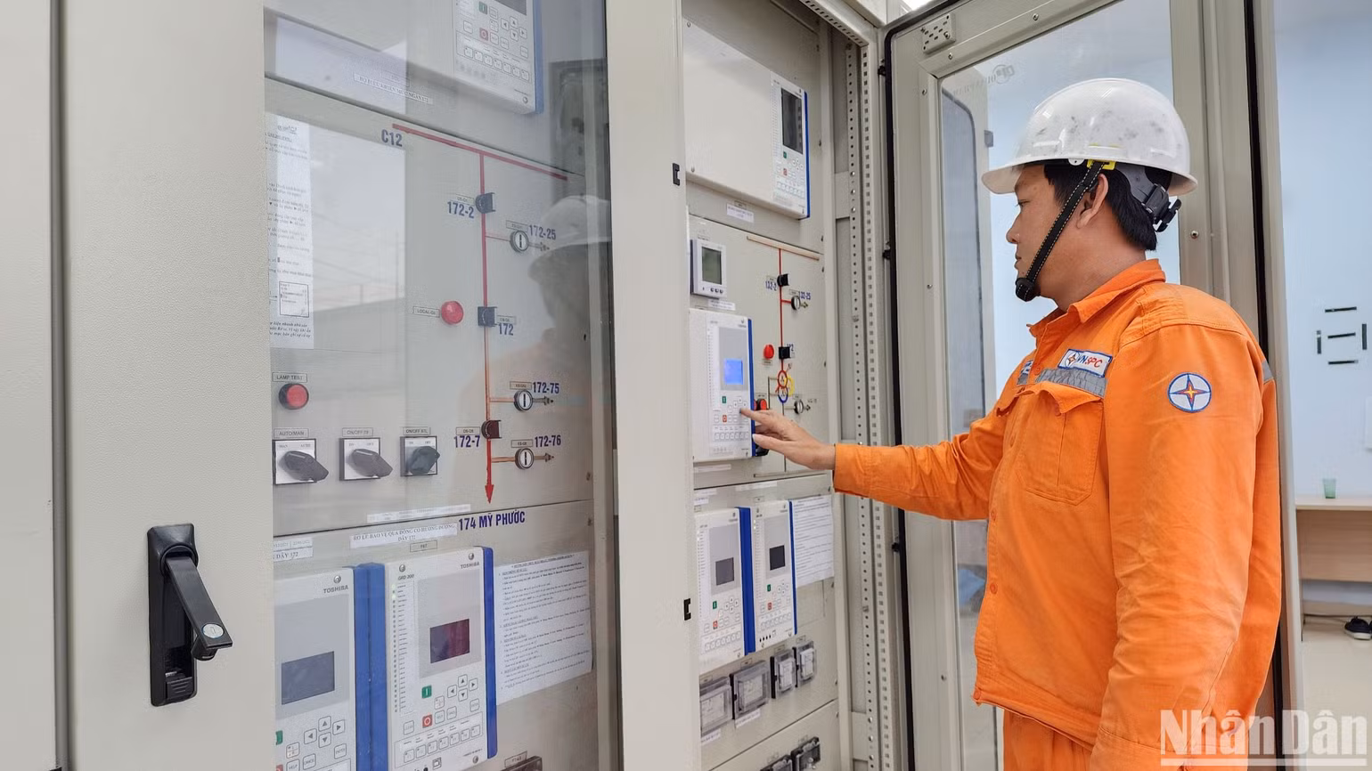 EVNSPC bố trí hơn 15 nghìn ca trực để bảo đảm cấp điện an toàn, ổn định suốt Tết. EVNSPC bố trí hơn 15 nghìn ca trực để bảo đảm cấp điện an toàn, ổn định suốt Tết.