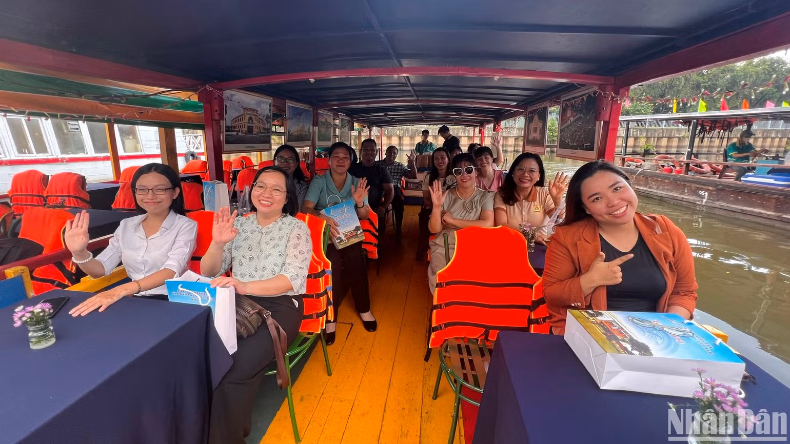 Các du khách đầu tiên trải nghiệm tour đường thuỷ "Du ngoạn sử xanh". Các du khách đầu tiên trải nghiệm tour đường thuỷ "Du ngoạn sử xanh".