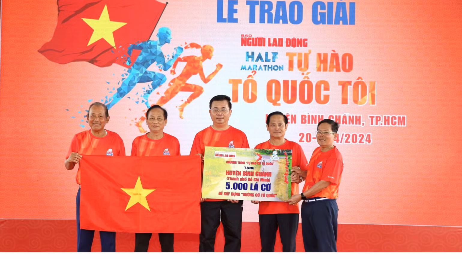 Ban tổ chức giải đấu trao cờ Tổ quốc cho huyện Bình Chánh để thực hiện "Tuyến đường cờ Tổ quốc".