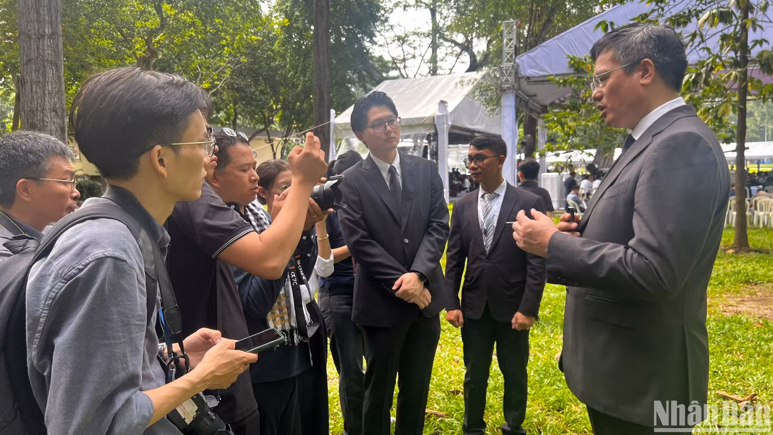 Tổng Lãnh sự Trung Quốc tại Thành phố Hồ Chí Minh Nguỵ Hoa Tường chia sẻ cảm nghĩ với báo chí trước sự ra đi của Tổng Bí thư Nguyễn Phú Trọng. (Ảnh: QUANG QUÝ)