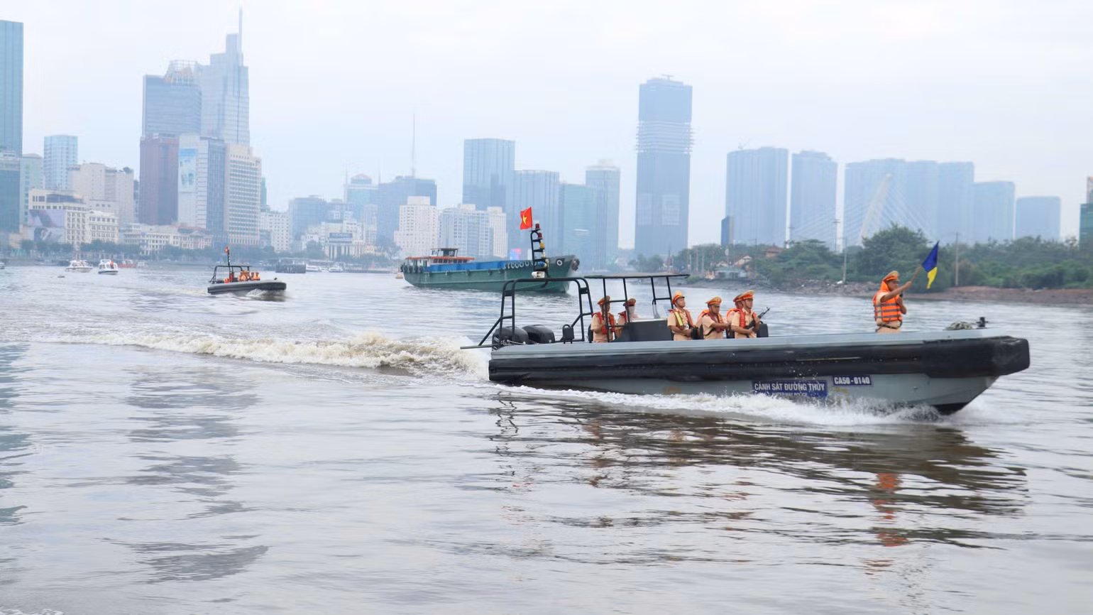 Cảnh sát giao thông đường thuỷ tuần tra trên các tuyến sông của thành phố Cảnh sát giao thông đường thuỷ tuần tra trên các tuyến sông của thành phố