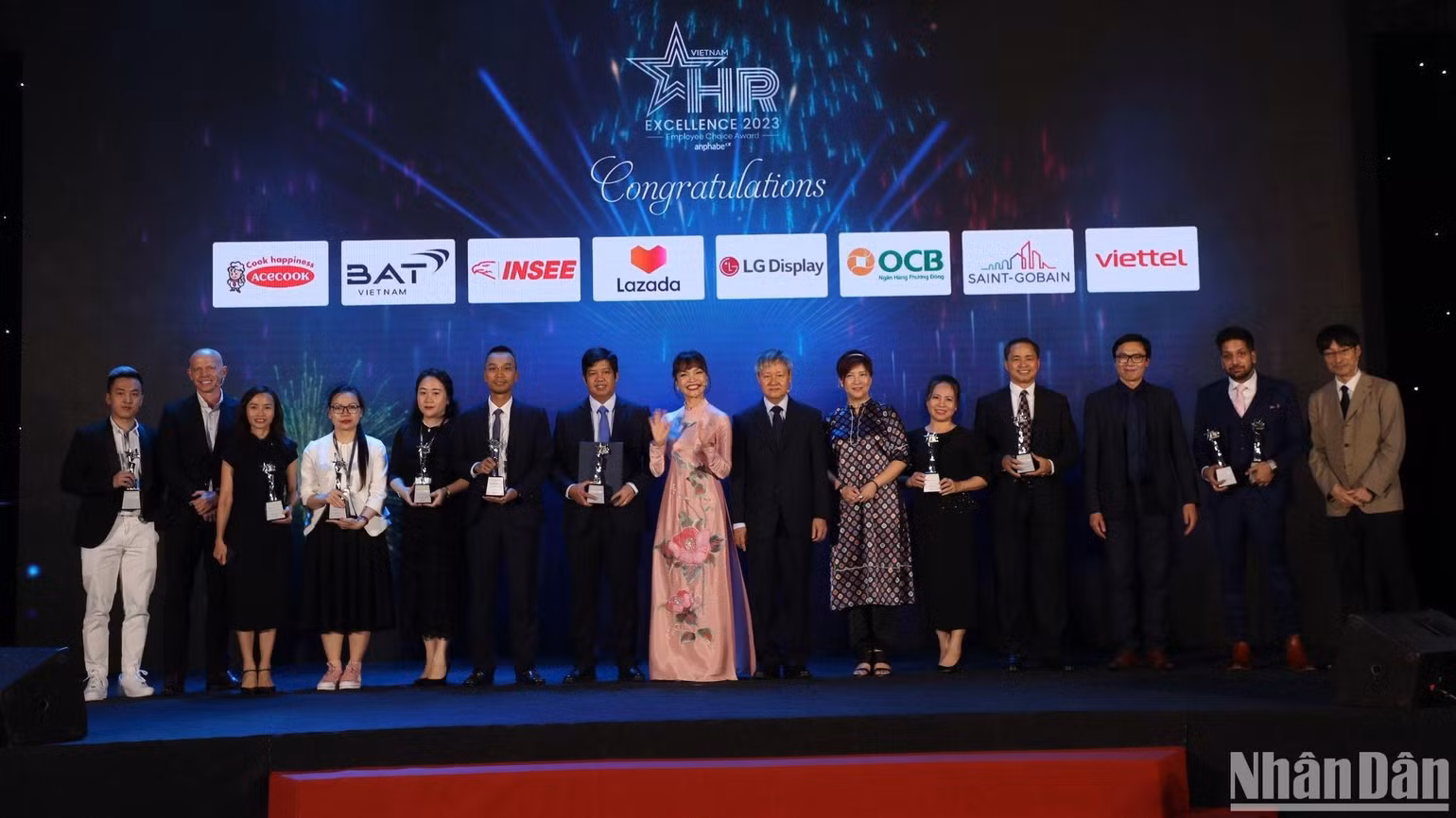 Anphabe và các đơn vị vinh danh các nhân sự xuất sắc năm 2023. Anphabe và các đơn vị vinh danh các nhân sự xuất sắc năm 2023.