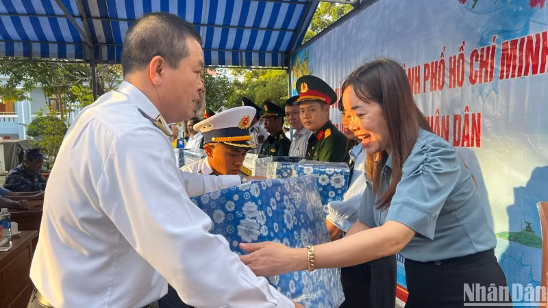 Chuẩn đô đốc Phạm Như Xuân, Phó Tư lệnh Quân chủng Hải quân tặng quà cho người dân trên đảo
