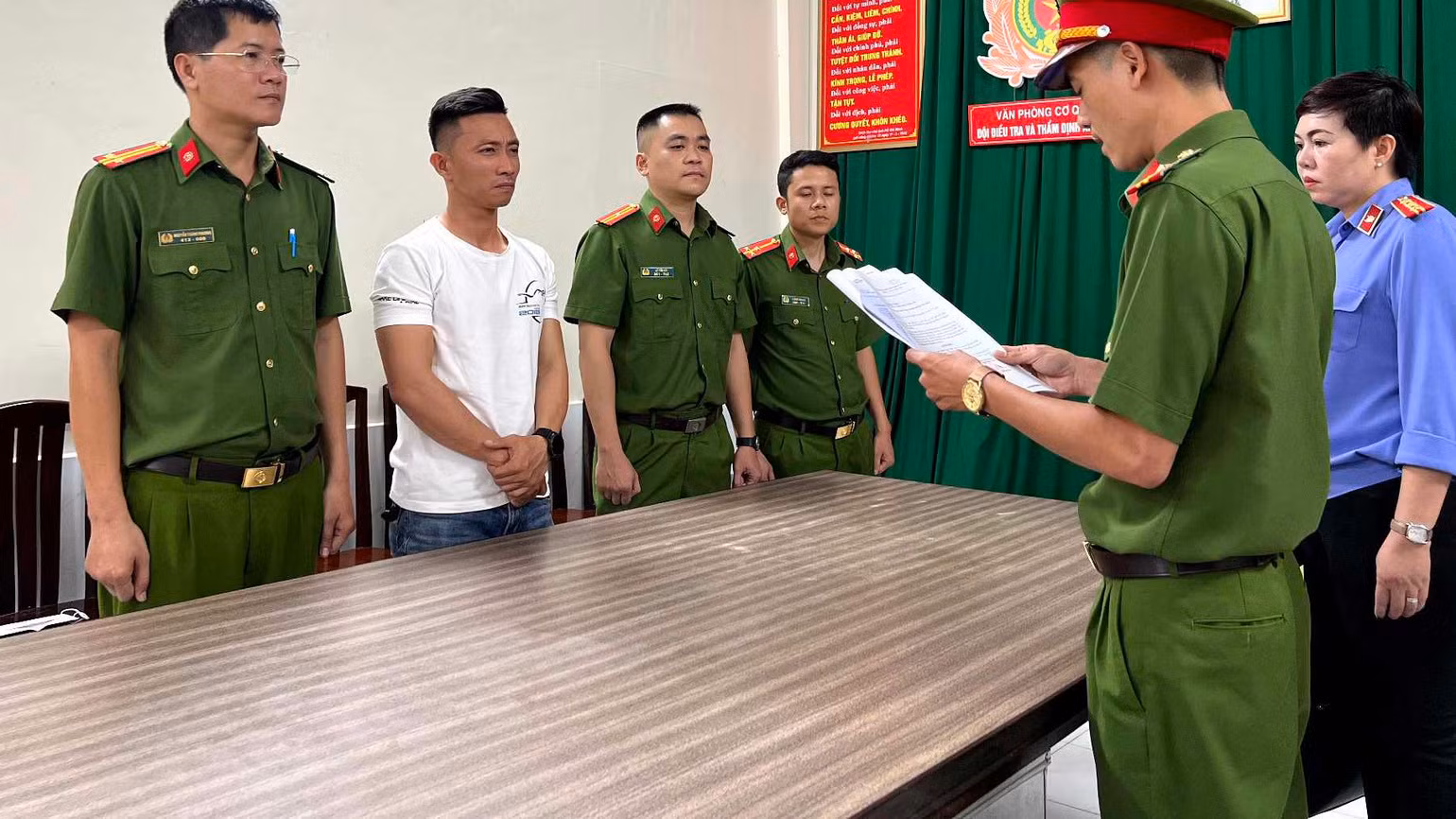 Trần Xuân Đông tại cơ quan công an. (Ảnh: Công an cung cấp) Trần Xuân Đông tại cơ quan công an. (Ảnh: Công an cung cấp)