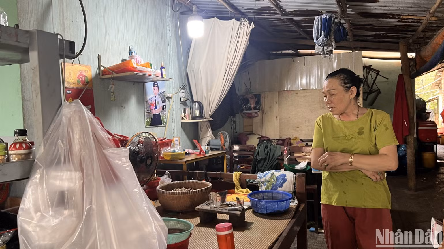 Theo phản ánh của nhiều người dân, dù tỷ lệ cây xanh xung quanh khu vực này là khá nhiều do đây là vùng nông thôn, nhưng mùi hôi bốc lên từ hai bãi rác của Công ty CP Đầu tư Phát triển Tâm Sinh Nghĩa và Công ty CP Vietstar khiến nhiều người dân phải chịu cảnh ô nhiễm không khí từ nhiều năm nay. Theo phản ánh của nhiều người dân, dù tỷ lệ cây xanh xung quanh khu vực này là khá nhiều do đây là vùng nông thôn, nhưng mùi hôi bốc lên từ hai bãi rác của Công ty CP Đầu tư Phát triển Tâm Sinh Nghĩa và Công ty CP Vietstar khiến nhiều người dân phải chịu cảnh ô nhiễm không khí từ nhiều năm nay.