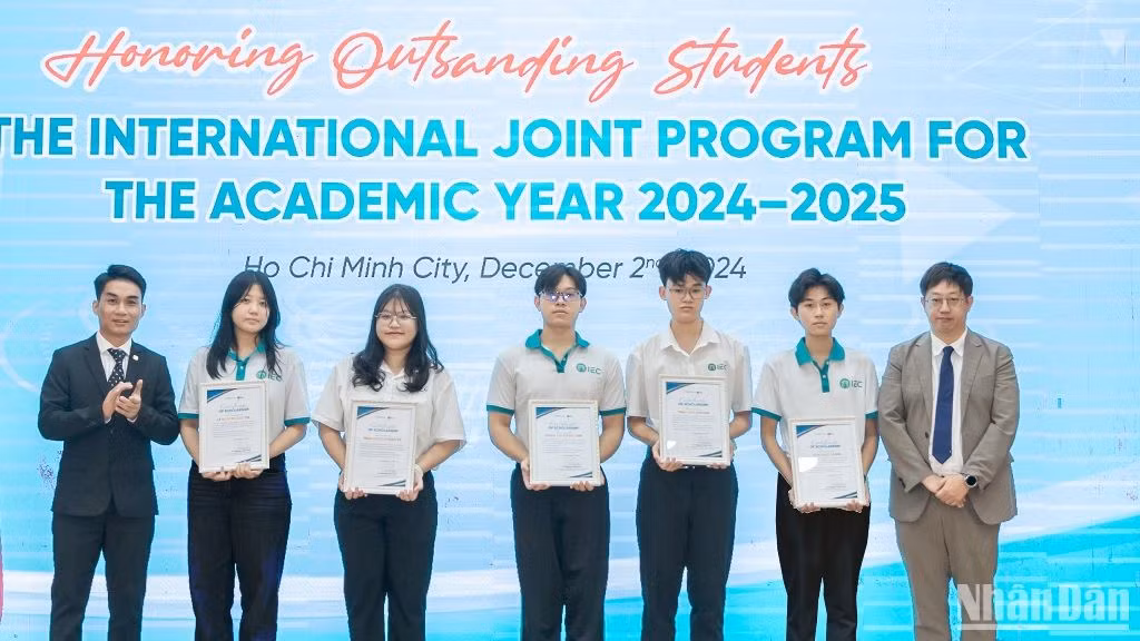 Lãnh đạo các Viện, phòng hai trường đại học trao học bổng cho các tân sinh viên liên kết quốc tế.