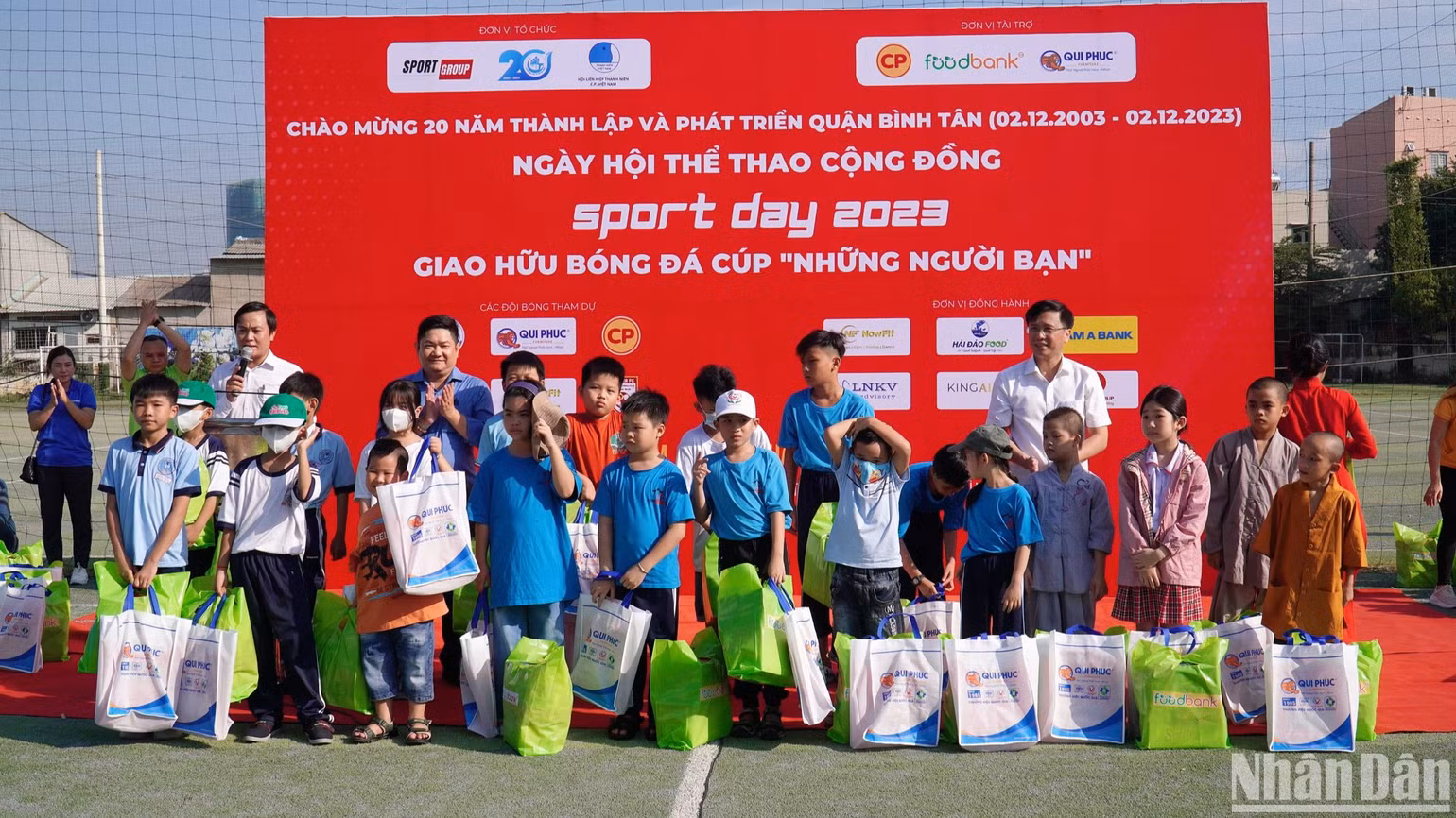 Các em nhỏ nhận quà tại Ngày hội thể thao cộng đồng được tổ chức ngày 12/11.