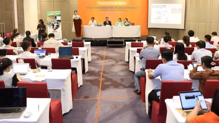 Đại diện các đơn vị trao đổi thông tin tại chương trình Đại diện các đơn vị trao đổi thông tin tại chương trình