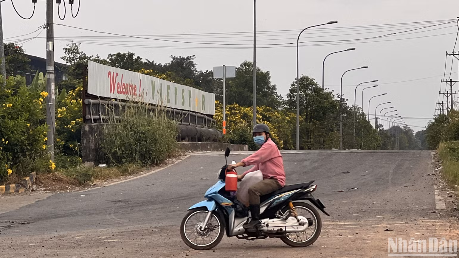 Người dân qua các cuộc tiếp xúc cử tri phản ánh lên chính quyền địa phương đã nhiều lần đề xuất, kiến nghị các đơn vị có giải pháp khắc phục nhưng nhiều năm qua tình trạng ô nhiễm không khí này vẫn tiếp tục tồn tại. Người dân qua các cuộc tiếp xúc cử tri phản ánh lên chính quyền địa phương đã nhiều lần đề xuất, kiến nghị các đơn vị có giải pháp khắc phục nhưng nhiều năm qua tình trạng ô nhiễm không khí này vẫn tiếp tục tồn tại.