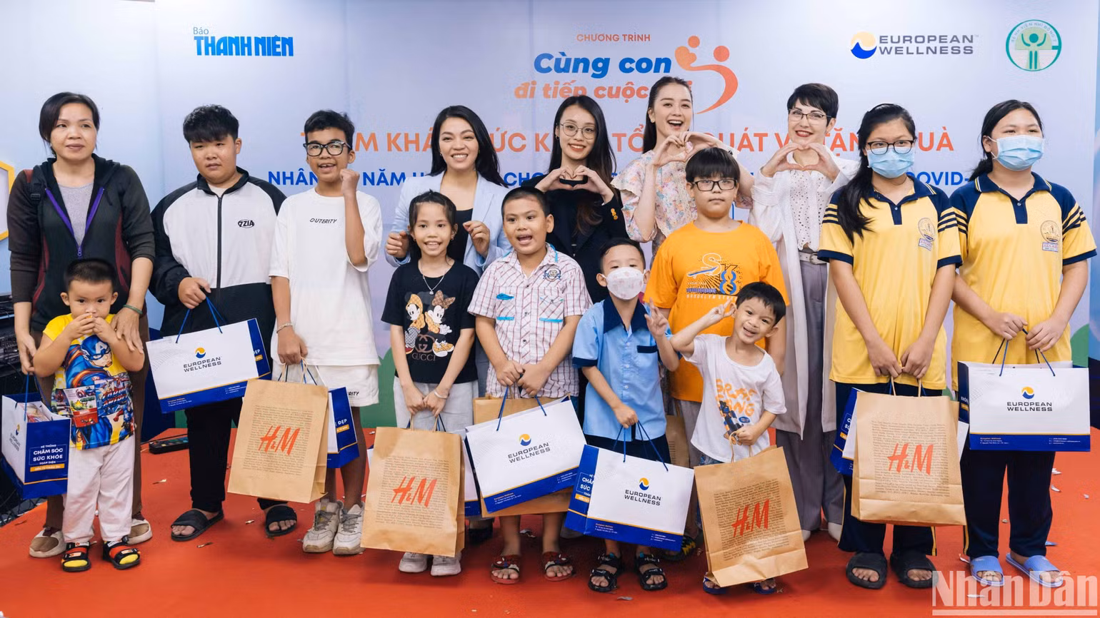 Đại diện các đơn vị tổ chức, nhà tài trợ chụp hình cùng các trẻ em tại chương trình.