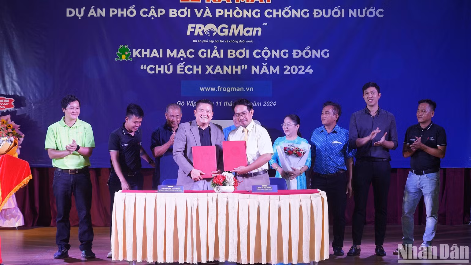Các đơn vị ký kết các nội dung nhằm phổ cập bơi cho người dân.