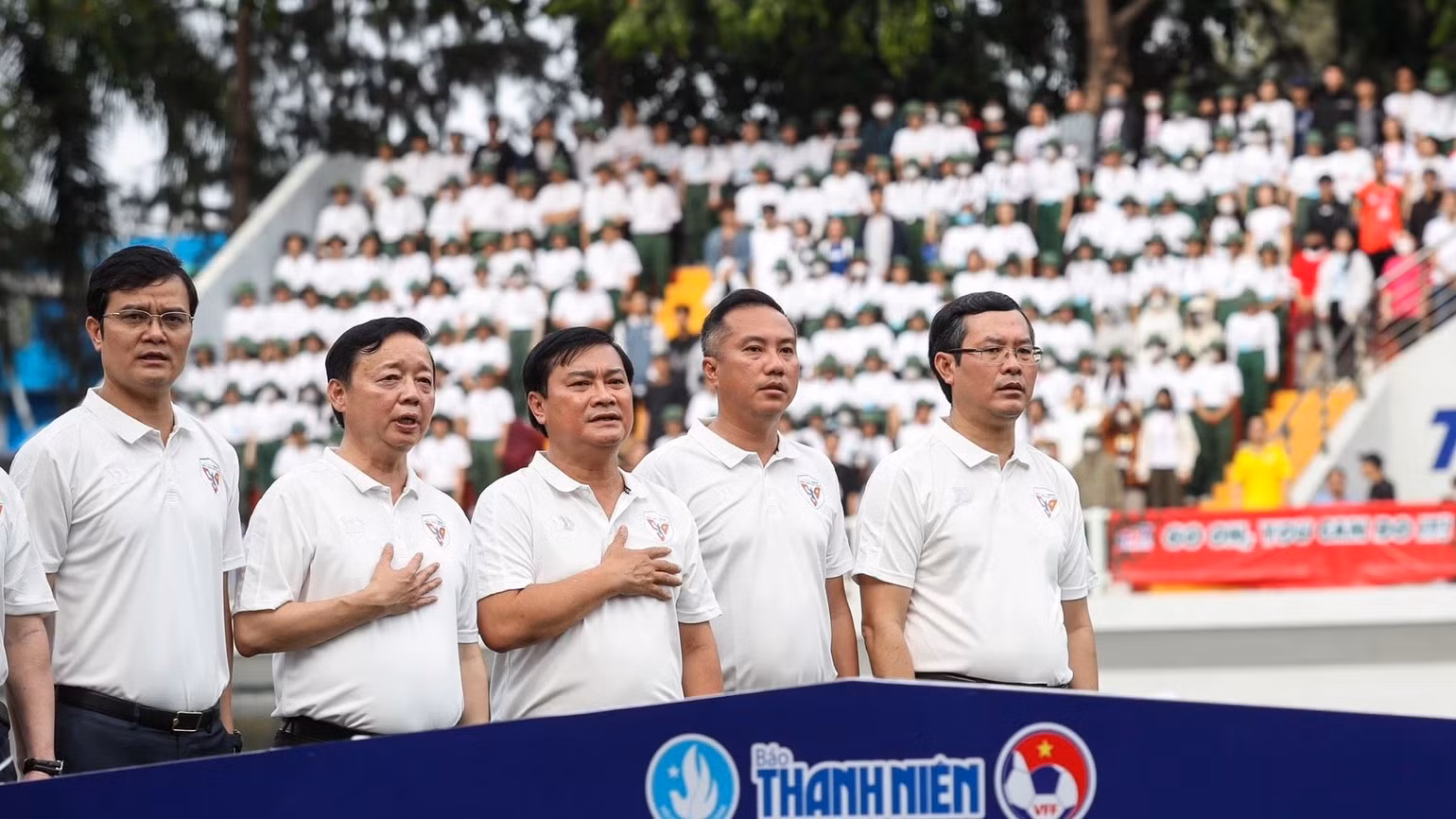 Các đồng chí lãnh đạo trung ương và địa phương hát Quốc ca và dự khán trận đấu. Các đồng chí lãnh đạo trung ương và địa phương hát Quốc ca và dự khán trận đấu.