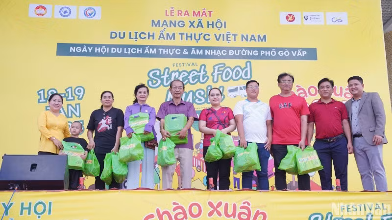 Ban tổ chức tặng quà cho các người dân có hoàn cảnh khó khăn Ban tổ chức tặng quà cho các người dân có hoàn cảnh khó khăn