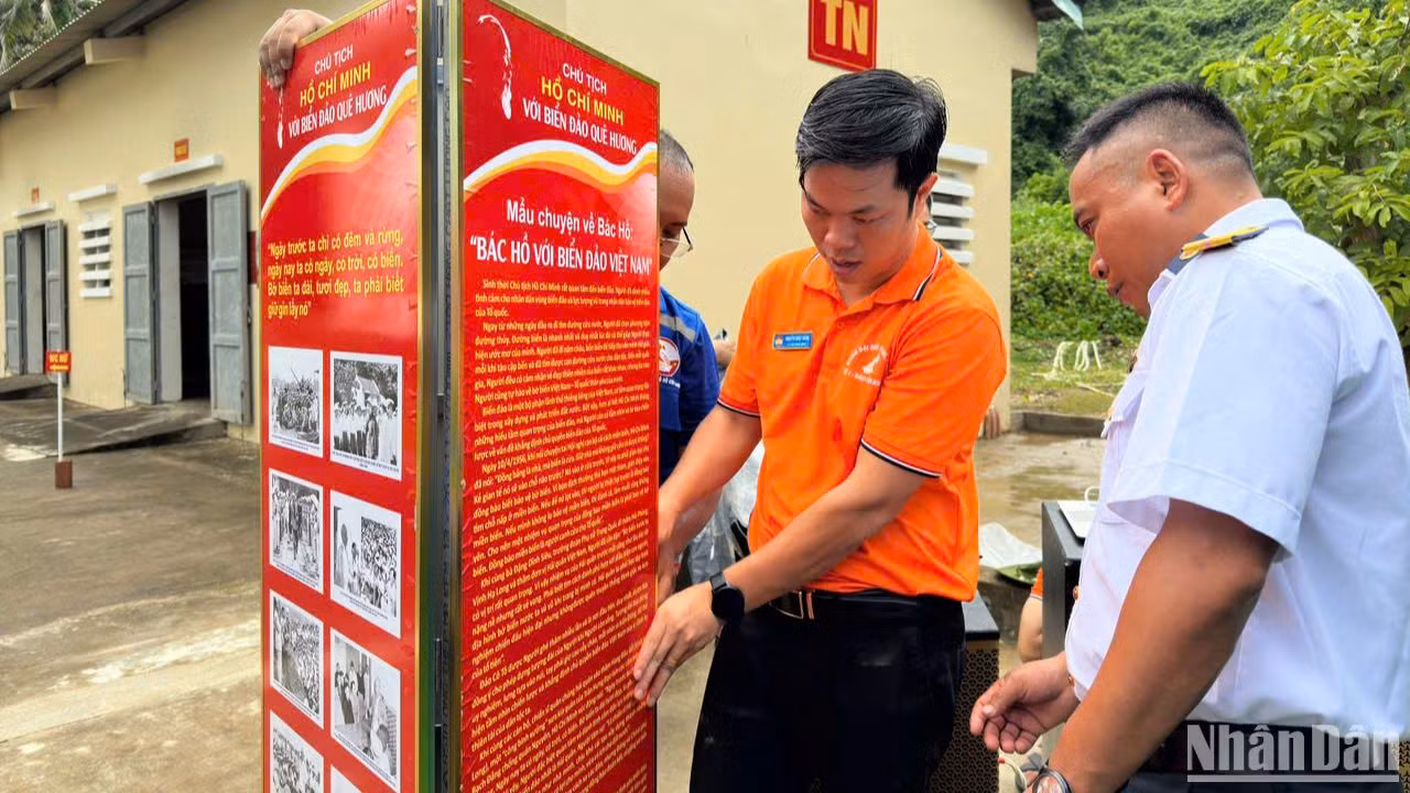 Anh Nguyễn Nhật Bằng cùng cán bộ, chiến sĩ trang trí Không gian văn hóa Hồ Chí Minh trên đảo Hòn Chuối. Anh Nguyễn Nhật Bằng cùng cán bộ, chiến sĩ trang trí Không gian văn hóa Hồ Chí Minh trên đảo Hòn Chuối.