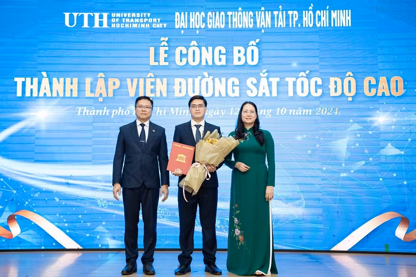 Đảng ủy, Ban Giám hiệu Đại học Giao thông vận tải Thành phố Hồ Chí Minh trao quyết định, tặng hoa chúc mừng Viện trưởng Viện Đường sắt tốc độ cao.