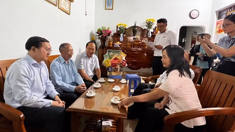 Lãnh đạo Thành phố Hồ Chí Minh thăm, tặng quà một gia đình chính sách tại huyện Côn Đảo Lãnh đạo Thành phố Hồ Chí Minh thăm, tặng quà một gia đình chính sách tại huyện Côn Đảo