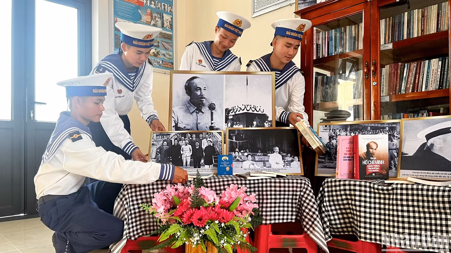 Chiến sĩ đảo Hòn Đốc với Không gian văn hóa Hồ Chí Minh. Chiến sĩ đảo Hòn Đốc với Không gian văn hóa Hồ Chí Minh.