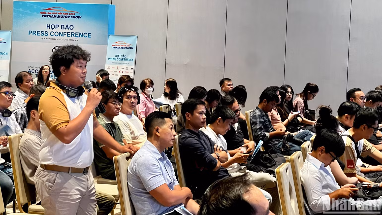 Phóng viên báo chí đặt câu hỏi với ban tổ chức tại họp báo.