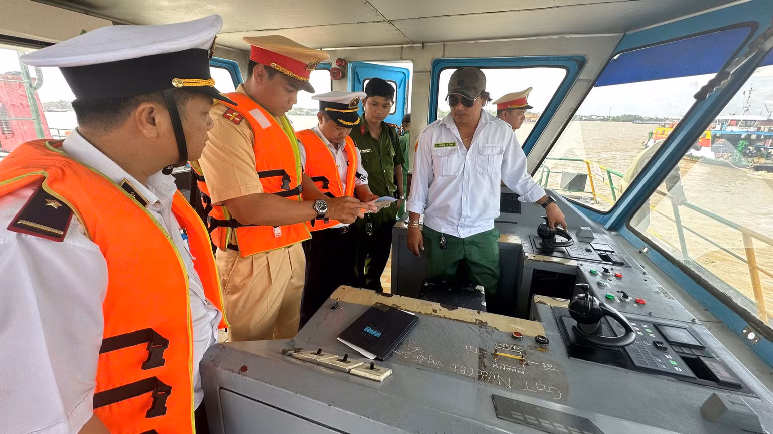 Cảnh sát giao thông kiểm tra điều kiện hoạt động của phương tiện đường thủy chiều 30/8