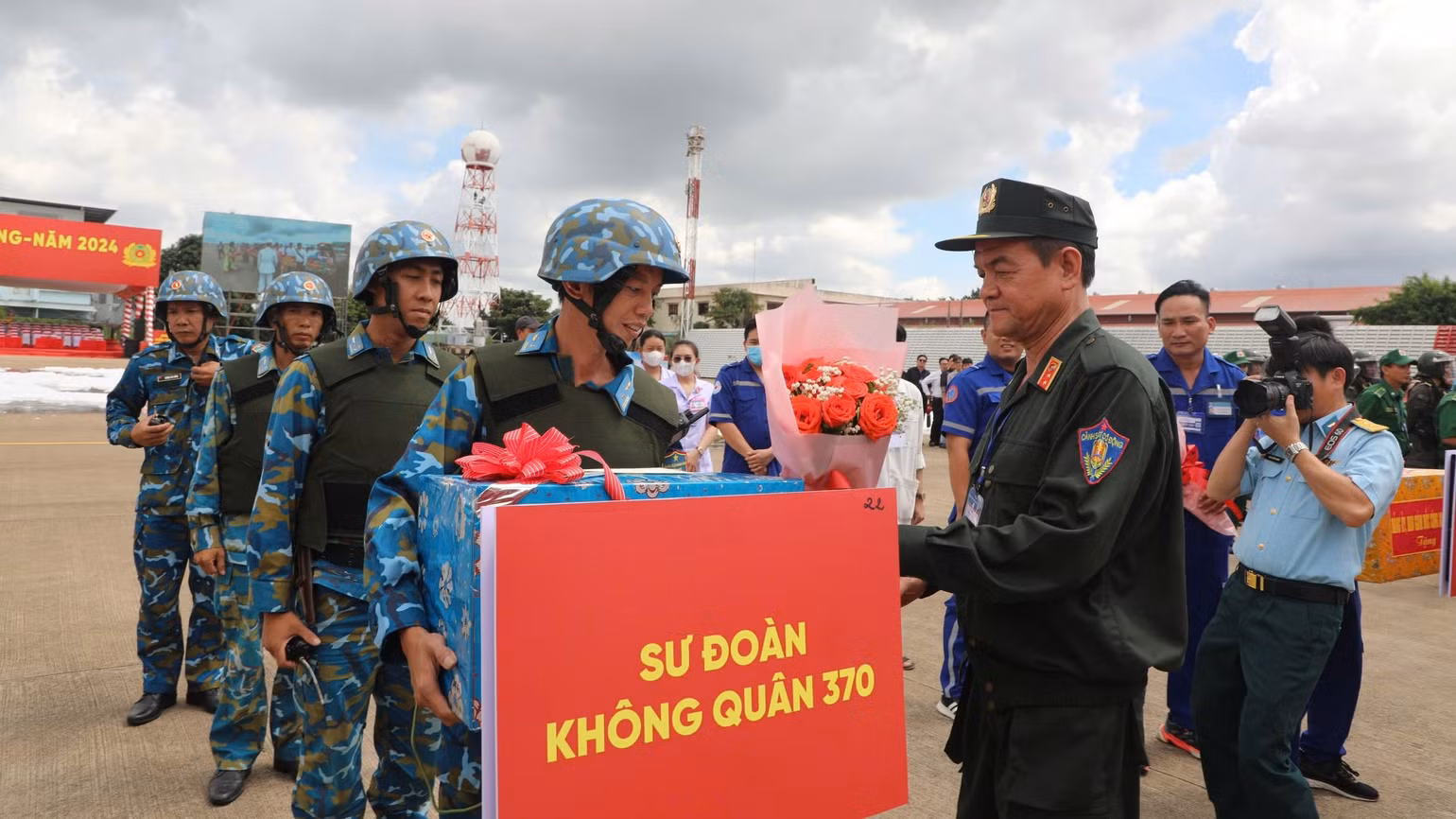 Trung tướng Lê Hồng Nam, Giám đốc Công an Thành phố Hồ Chí Minh tặng hoa động viên cán bộ, chiến sĩ tham gia hoạt động diễn tập. (Ảnh: Công an cung cấp) Trung tướng Lê Hồng Nam, Giám đốc Công an Thành phố Hồ Chí Minh tặng hoa động viên cán bộ, chiến sĩ tham gia hoạt động diễn tập. (Ảnh: Công an cung cấp)