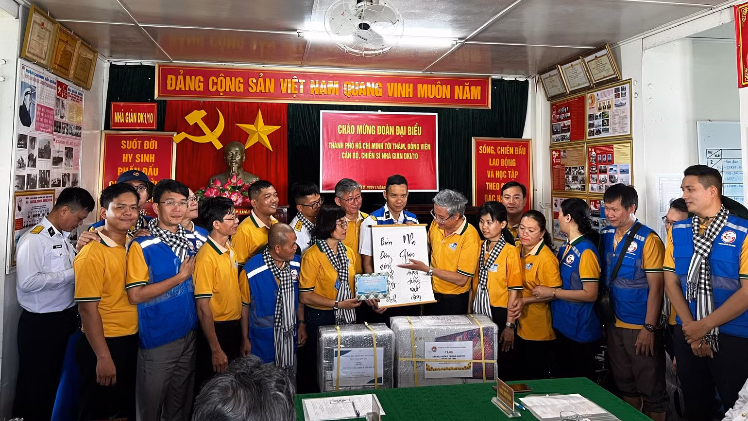Các đại biểu trao Không gian văn hoá Hồ Chí Minh và câu đối đến cán bộ, chiến sĩ trên Nhà giàn DK1/10.
