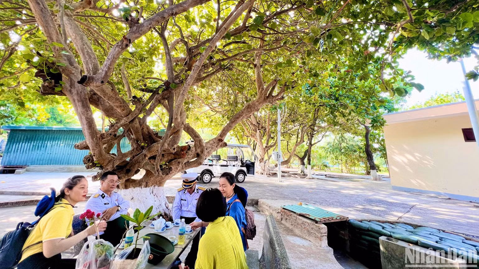 Phút sinh hoạt, nghỉ ngơi của quân và dân đất liền ra thăm cán bộ, chiến sĩ và nhân dân dưới bóng cây xanh trên đảo Sinh Tồn. Phút sinh hoạt, nghỉ ngơi của quân và dân đất liền ra thăm cán bộ, chiến sĩ và nhân dân dưới bóng cây xanh trên đảo Sinh Tồn.